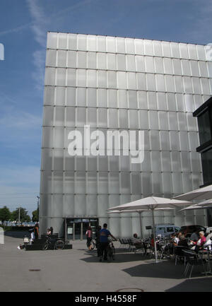 Austria, Bregenz, art house, street cafe, alcuna proprietà di rilascio, Vorarlberg, città, cultura, architettura, struttura esterna, edificio, cafe, ombrelloni, persone, turisti, facciata, vetro anteriore, KUB, Foto Stock