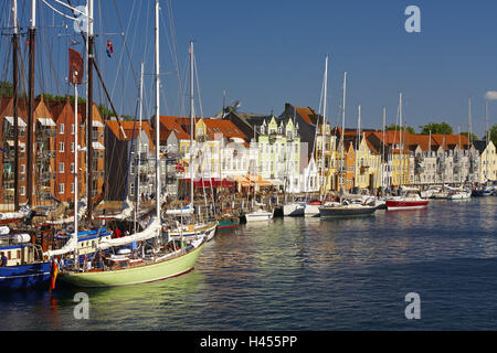 Danimarca, nello Jutland, Sonderborg, barche a vela, porto, case colorate, Foto Stock