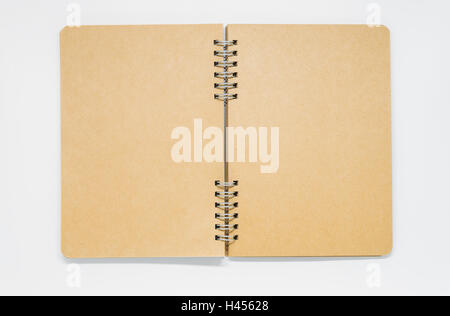 Aperto Brown plain notebook con anello su sfondo bianco e messa a fuoco selettiva Foto Stock