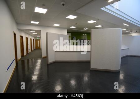 All'interno della nuova suite di affidamento a Barnsley stazione di polizia, South Yorkshire, Regno Unito. Foto Stock