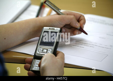 Scolaro, lavoro scolastico, il telefono cellulare e il calcolatore elettronico, medium close-up, dettaglio, Foto Stock