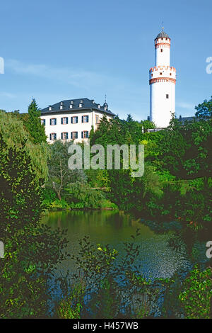 Germania, Assia, Bad Homburg, Castello, torre sud Hessian, torre di castello, mastio, edificio park, stagno, acque, alberi, verde acqua, mirroring, cielo blu, Foto Stock