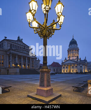 Germania, Berlino, gendarme il mercato, concert hall, cattedrale francese, Lampione, sera, Foto Stock