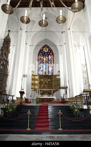 La Polonia, Gdansk, chiesa, altare, blocco, Gdansk, chiesa, all'interno, religione, fede, finestra, luminoso lampadario, candelabro, scale, passaggi, tappeto rosso, luogo di interesse, turismo, deserte, Foto Stock