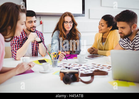 I redattori a discutere le foto in riunione in ufficio creativo Foto Stock