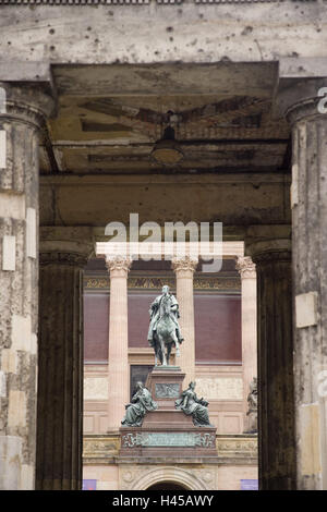 Germania Berlino centro, il museo Island, old national gallery, dettaglio, statua equestre, il re Federico Guglielmo IV, l'Europa, la città capitale, Berlino, museo, il museo nazionale e galleria, architettura, struttura, pilastri, statua, freeze frame, monumento, arte, cultura, luogo di interesse al di fuori, deserte, Foto Stock