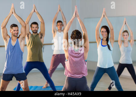 Assunzione di istruttore yoga classe Foto Stock