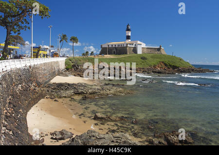 Il Brasile, Salvador da Bahia, nel quartiere di Barra, fort, faro, costa di roccia, sul mare Foto Stock