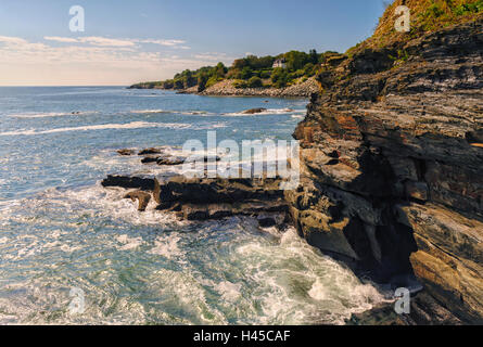 Cliff a piedi lungo il mare Newport RI Rhode Island nel settembre fine estate inizio autunno autunno New England paesaggio panoramico seascape una vacanza romantica Foto Stock