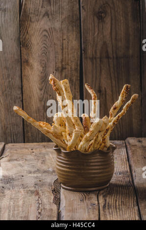 Bastoncini di pasta sfoglia, conditi con spezie e cotto in forno, rustico foto Foto Stock