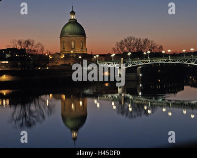 Francia, Toulouse, ponte Pont St Pierre, hospice San Giuseppe des de la Grave, luci, fiume Garonna, sera, Foto Stock