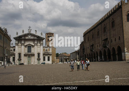 L'Italia, Lombardia, Mantova, Piazza Sordello, Duomo di San Pietro, turistica, la città di destinazione, luogo di interesse, cultura, edificio, case, architettura, struttura, chiesa, costruzione sacra, portale, Steeple, spazio, la fede, la religione, il cristianesimo, cielo, cloudies, persone al di fuori, turismo, Foto Stock