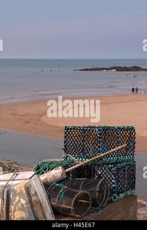 Lobster Pot, pentole di granchio, e cantre sopra il porto e la spiaggia a Bude, Cornwall Foto Stock