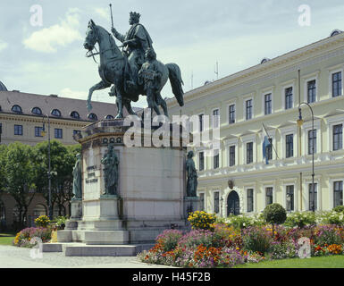 In Germania, in Baviera, Monaco di Baviera, spazio Odeons, statua equestre di re Ludwig I bavaresi, spazio, edificio, strutture, statua, monumento, monumento, spurgo, socket figure, pagine, cultura, arte, luogo di interesse turistico della città, viaggi, fuori, deserte, fiori, Foto Stock