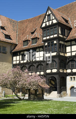 In Germania, in Baviera, Coburg, Veste Coburg, principe della costruzione, Burgenstrasse, il castello di corte, a struttura mista in legno e muratura, edificio con travi di legno, fortezza, Alta Franconia, luogo di interesse, architettura, deserte, esterno, ingresso, prato, finestra, facciata, Foto Stock