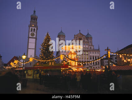 In Germania, in Baviera, Augsburg, Augsburg mercatino di Natale, illuminazione, sera, Svevo, Fiera di Natale, yule tide, tempo di Avvento, spazio, alla piazza del municipio, Perlachturm, torre di avvistamento, municipio stile architettonico rinascimentale, luogo di interesse, illuminazione di Natale, Natale, candela-illuminato raduni, piramide, ALBERO DI NATALE, CHRISTMAS TREE, persona, visitatore al di fuori, cabine, stati brillare, Natale Pyramid, Foto Stock