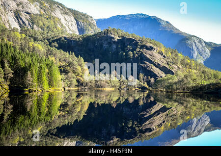 Perfetto riflesso di montagne nel fiordo norvegese Foto Stock