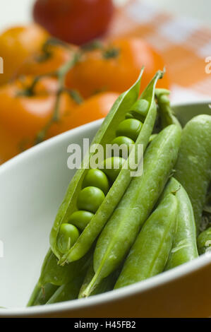 Sbucciare, piselli, pomodori, dettaglio, sfocatura, cibo, verdure, legumi, baccelli di piselli, baccelli, pomodori arbusto, sana, ricca di vitamine, verde, giallo, lamiere bombate, zucchero piselli, Foto Stock