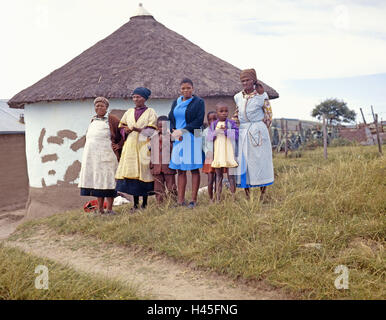 Sud Africa, Transkei, villaggio, Xhosa ceppo, donne, bambini, capanna, Africa, East Cape, Xhosa, Xhosas, Kaffern, bantu persone, liquidazione, persone, tribù, di carnagione scura, non bianchi, africani, gruppo, foto di gruppo, esterno, Foto Stock