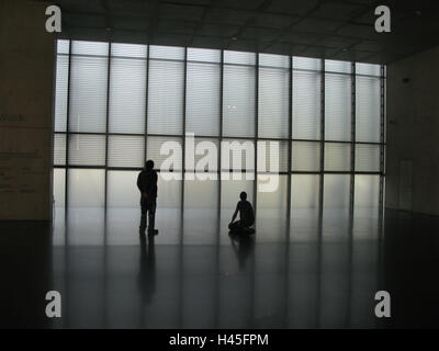 Austria, Bregenz, art house, hall, silhouette, persone alcuna proprietà di rilascio, Vorarlberg, città, cultura, architettura, struttura edificio, persona, facciata, vetro anteriore, KUB, visitatore, all'interno, grigio, calcestruzzo, vuoto, camera, Foto Stock