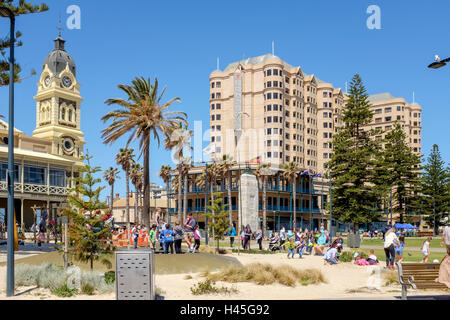 Bambini che giocano vicino a 'Moseley Square' Glenelg, Australia del Sud le più famose località area di intrattenimento. Foto Stock