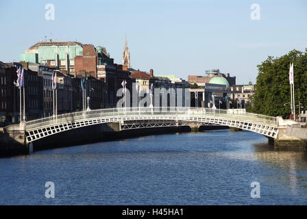 Irlanda, Dublino, Fiume Liffey, Halfpenny Bridge, Foto Stock