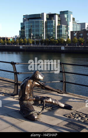 Irlanda, Dublino, Docklands, City Quay, statua, per guardafili, Fiume Liffey, Foto Stock