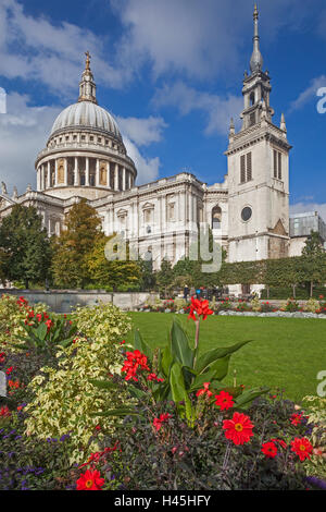 Città di Londra la Cattedrale di St Paul visto dalla cattedrale giardini. A destra la torre di Sant'Agostino Watling Street Foto Stock