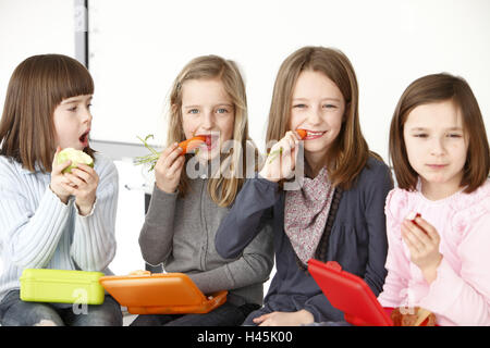 I bambini di scuola elementare, break, snack, insieme, Foto Stock