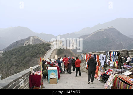 Cina, Badaling, grande muraglia difensiva, turistiche, concessionario, il paesaggio di montagna, opaco, Asia, cultura, architettura, paesaggi, cresta, ridge, montagne, il bordo di fissaggio, di mura difensive, frontiera muro difensivo, protezione, fortificazione militare, a piedi, militare muraglia difensiva, struttura, storicamente la dinastia Ming, persona, landmark, luogo di interesse, l'UNESCO-patrimonio culturale mondiale, larghezza, distanza, vendite, turismo, Foto Stock