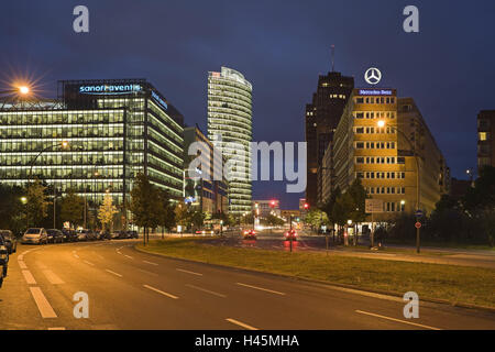 Germania, Berlino Potsdamer Platz (quadrato), alta sorge, illuminazione, sera, paese, città, capitale, architettura, costruzione, la costruzione di uffici, sky, edifici per uffici, street, traffico, automobili, luci, Foto Stock