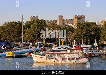 L'Europa, Sud, Europa, Grecia, isola di Rodi, parte nord, Rodi, stivali in Mandraki Harbour, Grand Master's Palace, Foto Stock