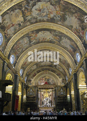 Malta, La Valletta, San Giovanni Concattedrale, volta a botte, visitatore, isola, città capitale, luogo di interesse Chiesa, costruzione sacra, la fede, la religione, il cristianesimo, nella chiesa cattedrale, vault, soffitti, affreschi a soffitto, dora nostra arte sacra, arte, sapientemente, oro, splendidamente, magnificamente, persone, all'interno, Foto Stock