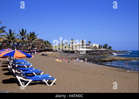 Spagna, Canarie, isola di Lanzarote, Costa Teguise, Playa Bastian, sedie a sdraio, Foto Stock