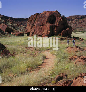 La Namibia, Damaraland, Twyfelfontein, scenario, turistiche, sud-ovest, Africa Africa, natura, montagne, rocce, rock, persona, Wanderer, destinazione, turismo, vacanze, Foto Stock