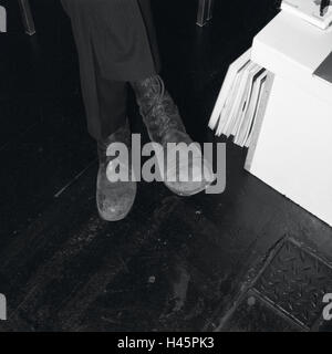 Uomo seduto, dettaglio, gambe, scarpe, polveroso, b / w, gambe di uomini, giacca, pantaloni, stivali cucita, sporco, sporco, unkempt, vecchio, contrasto, spirito dell'epoca, moda, interni art fair, il mercato dell'arte, Art Cologne, Foto Stock