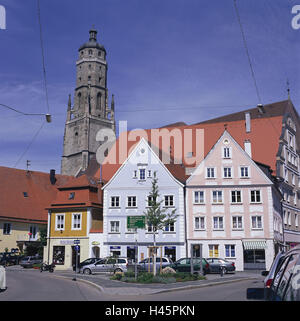 In Germania, il Land della Baviera e della Svevia, Nördlingen, centro città, chiesa di San Giorgio, steeple 'Daniel', Europa, risma, Danubio risma, destinazione, turismo, edilizia, architettura, fuori, torre, case, facciate, automobili, deserte, Foto Stock