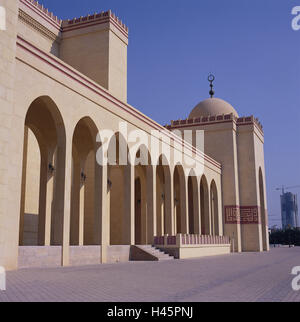 Il Bahrain, isola Manamah, Manama, la moschea Al Fateh, facciata, dettaglio, isola di stato, sheikdom, destinazione, città capitale, edificio, struttura, architettura, chiesa, costruzione sacra, la fede, la religione, l'Islam, a cupola, curve, portici, arcade a piedi, spazio, cielo blu, senza nuvole, turismo, esterno, deserte, Foto Stock