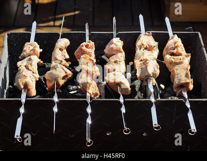 Carne alla griglia sulla terrazza all'aperto Foto Stock