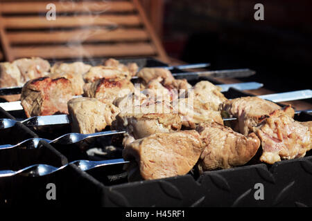 Carne alla griglia sulla terrazza all'aperto Foto Stock