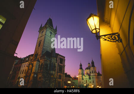 Repubblica Ceca, Praga, Old town-abitante di anello, municipio, torre di notte, Città Vecchia Lanterna, marketplace, architettura, stile architettonico gotico, rinascimentale, Teynkirche, torri, al di fuori del cielo viola, lampione Foto Stock