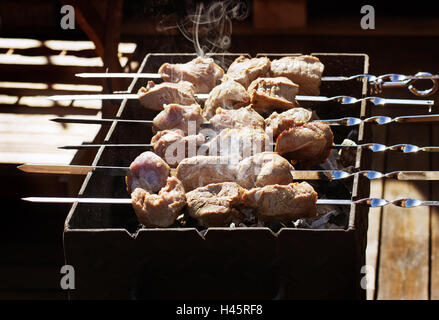 Carne alla griglia sulla terrazza all'aperto Foto Stock