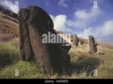 Cile, l'isola di pasqua, Moais, scultura, figura, cielo, nuvole, scenario, deserte, esterno, cultura, luogo di interesse, statue di pietra, polinesiano, Foto Stock