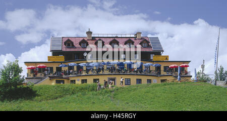 Germania, Werdenfels, Garmisch-parte chiese, Angolo croce, mountain inn, Garmisch-Partenkirchen, bavaresi, Alta Baviera, estate, verde, cielo, nuvole, edifici, house, inn, terrazza solarium, ombrelloni, terrazza, turistico, persona, fuori area di viaggio, architettura, Foto Stock