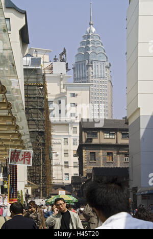 Cina, Shanghai, parte città Nanshi, negozio quarto, edificio vecchio, alto, moderno, passanti, nessun modello di rilascio, Foto Stock