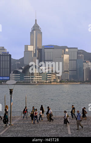 Cina, Hong Kong e la penisola di Kowloon, promenade, avenue di glaucoma, turistiche, Hong Kong, Islanda, skyline, il Centro Convegni ed Esposizioni di Hong Kong, Foto Stock