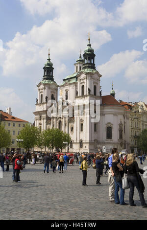 Repubblica Ceca, Praga, Old Town, al mercato di San Niklaskirche, turistico, Cechia, città, spazio, chiesa, Niklaskirche, chiesa, religione, fede, la struttura presenta uno stile architettonico, barocco, architettura, spazio, persona, turismo, luogo di interesse, alberi, Foto Stock