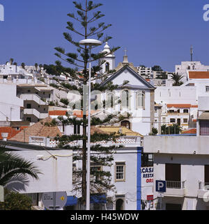 Il Portogallo, Algarve Albufeira, centro città, albero, lanterna, Europa, destinazione, città, centro citta', edificio, case, case, chiesa, soleggiato, esterno, deserte, vista città, Foto Stock