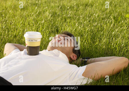 L'uomo, prato, giacciono, take it easy, Foto Stock