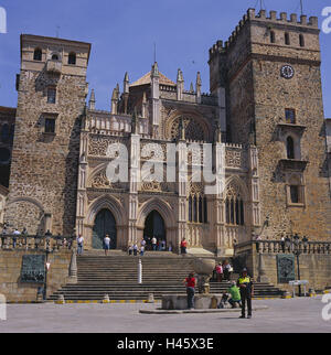 Spagna, ex-diaeresis dura, Guadalupe, Real Monasterio de Santa Maria, visitatore che nessun modello di rilascio, Europa, destinazione, luogo di interesse, edificio, chiostro, edificio Cloister, architettura, la fede, la religione, il cristianesimo, persona, turistico, turismo, UNESCO-patrimonio culturale mondiale, facciata, stile architettonico gotico, Foto Stock